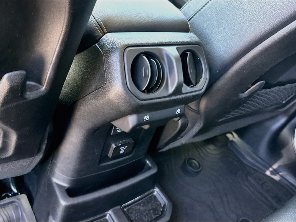 Used 2024 Jeep Wrangler Unlimited Sahara AWD/4WD image 28