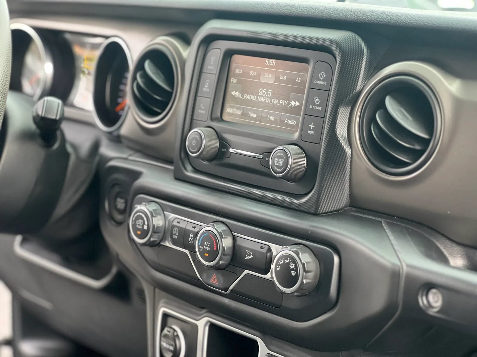 Used 2018 Jeep Wrangler Unlimited Sport AWD/4WD image 12