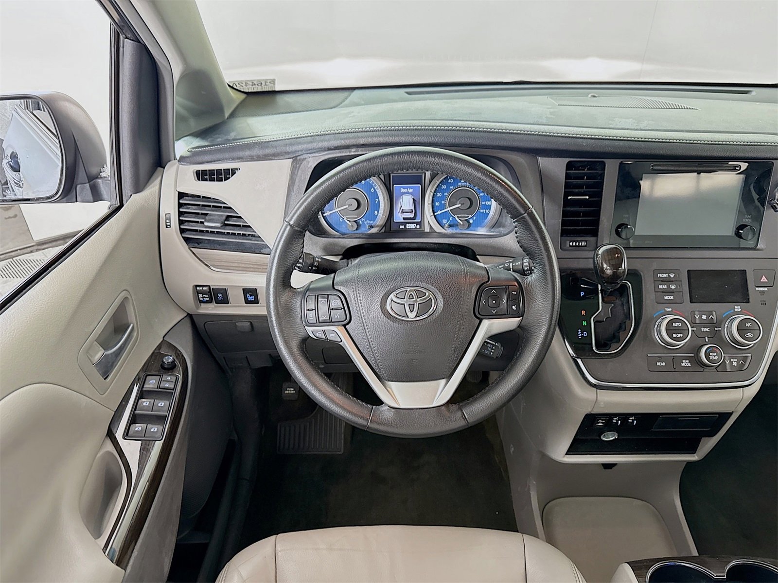 Used 2017 Toyota Sienna XLE image 19