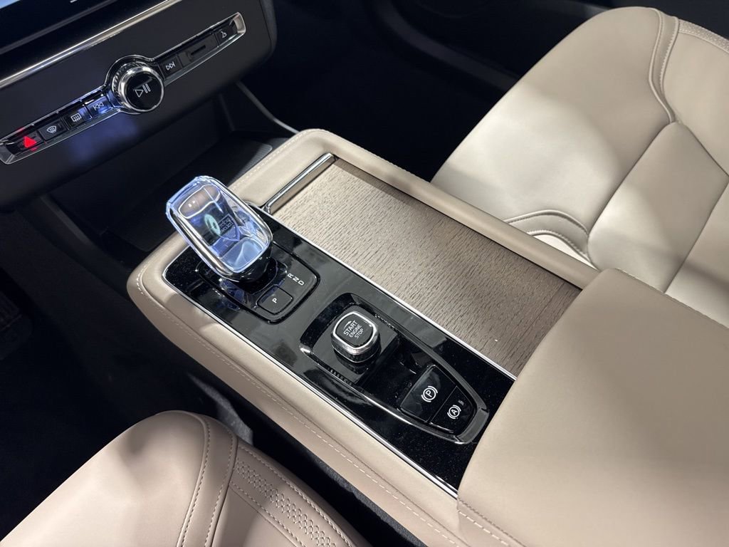 New 2026 Volvo XC90 T8 Plus w/ Protection Package Premier AWD/4WD image 14