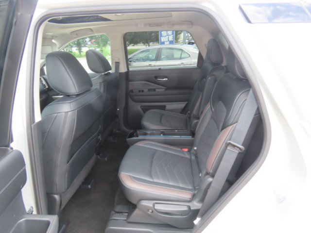 Used 2024 Nissan Pathfinder Platinum w/ Lighting Package (N93) FWD image 19