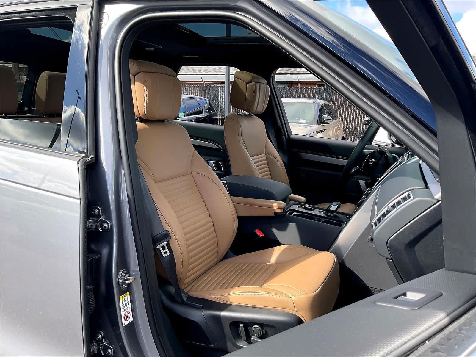 Used 2025 Land Rover Discovery Dynamic SE AWD/4WD image 9