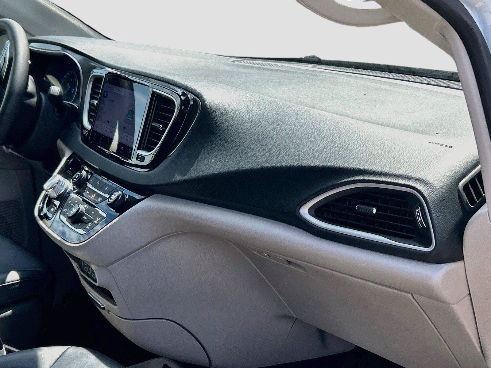 Used 2024 Chrysler Pacifica Touring-L FWD image 15