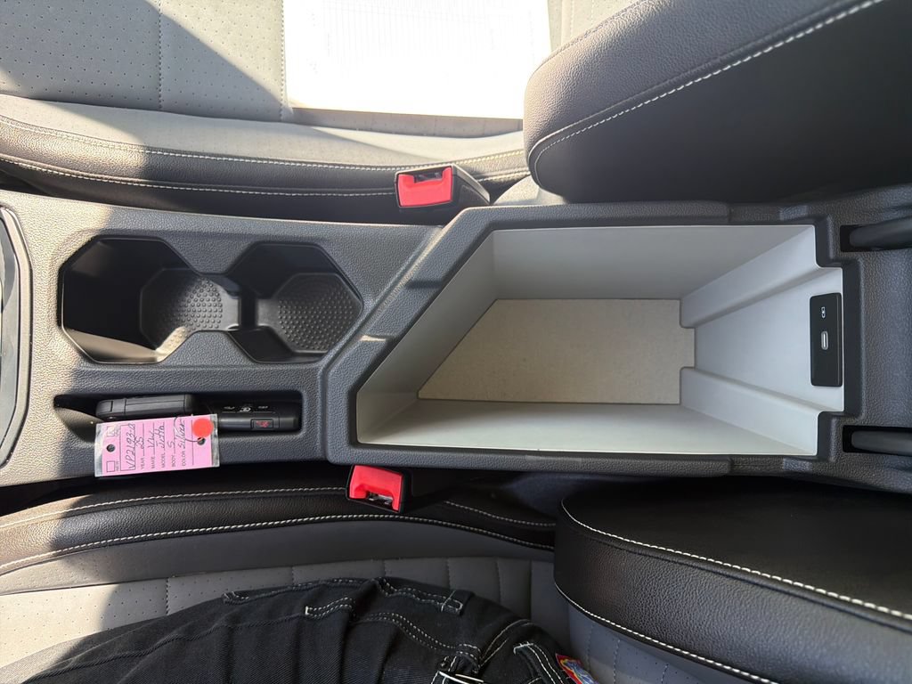 Used 2025 Volkswagen Jetta SE w/ Sunroof Package FWD image 27