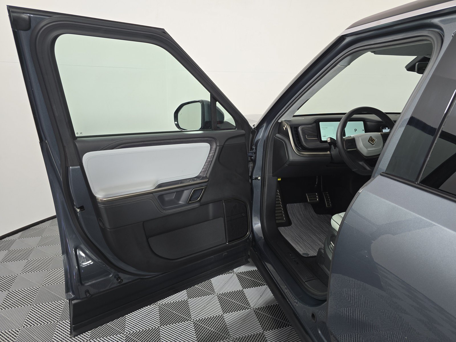 Used 2024 Rivian R1S Adventure AWD/4WD image 16