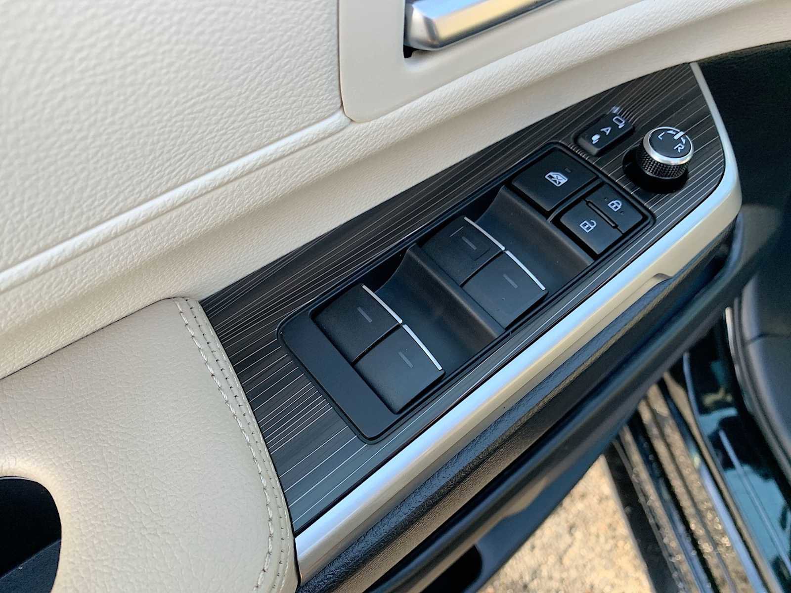 Used 2024 Toyota Sienna Limited image 24