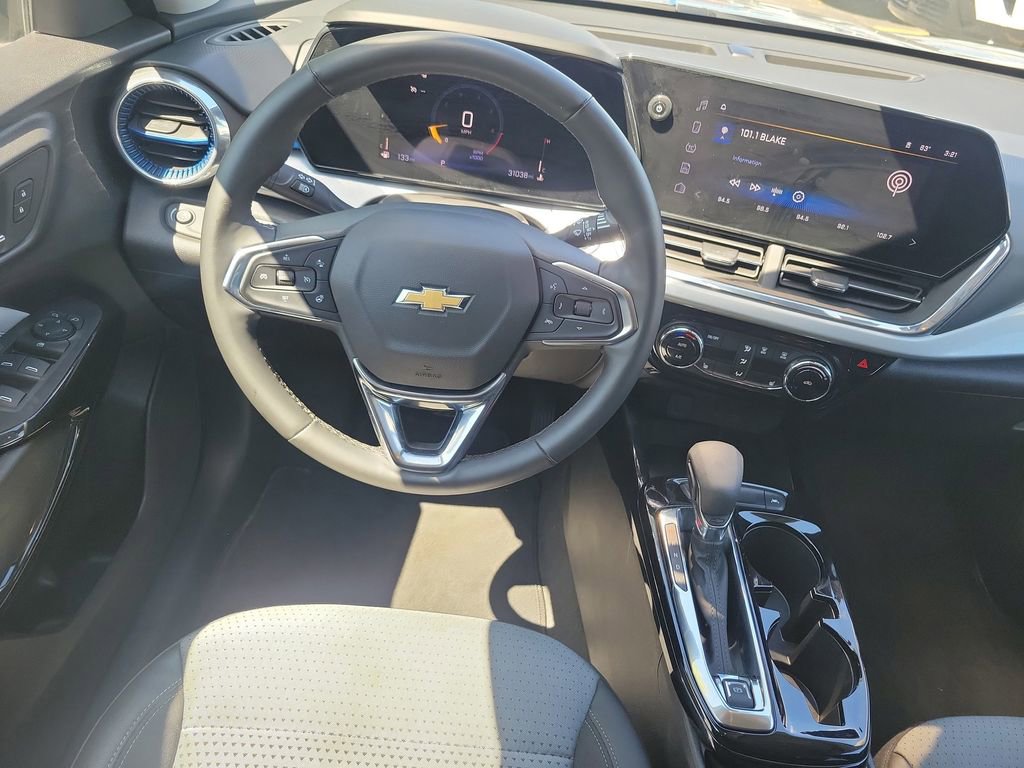 Used 2025 Chevrolet Trax LT FWD image 12