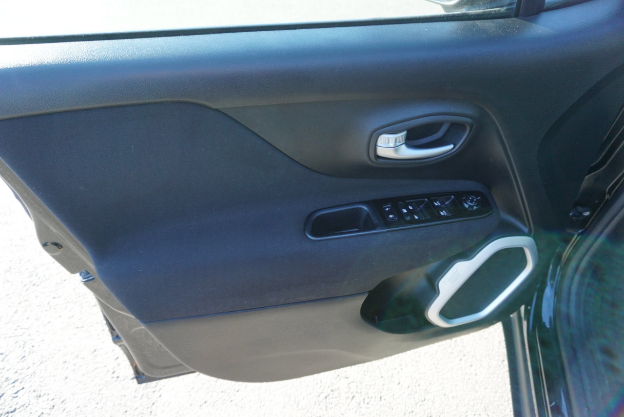 Used 2020 Jeep Renegade Latitude w/ Cold Weather Group image 11