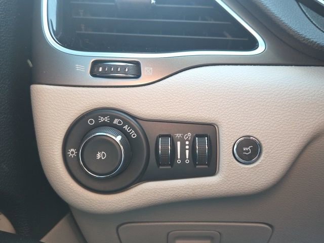 Used 2019 Jeep Cherokee Limited image 28