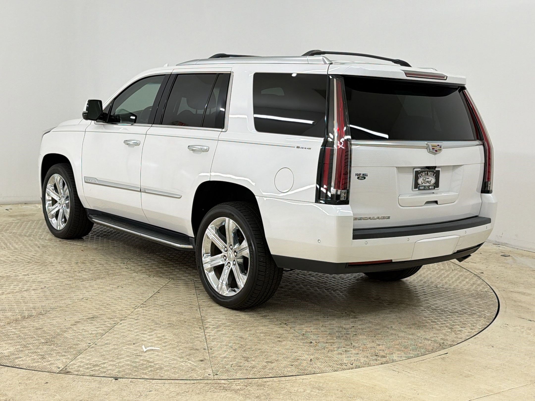 Used 2020 Cadillac Escalade Luxury image 3