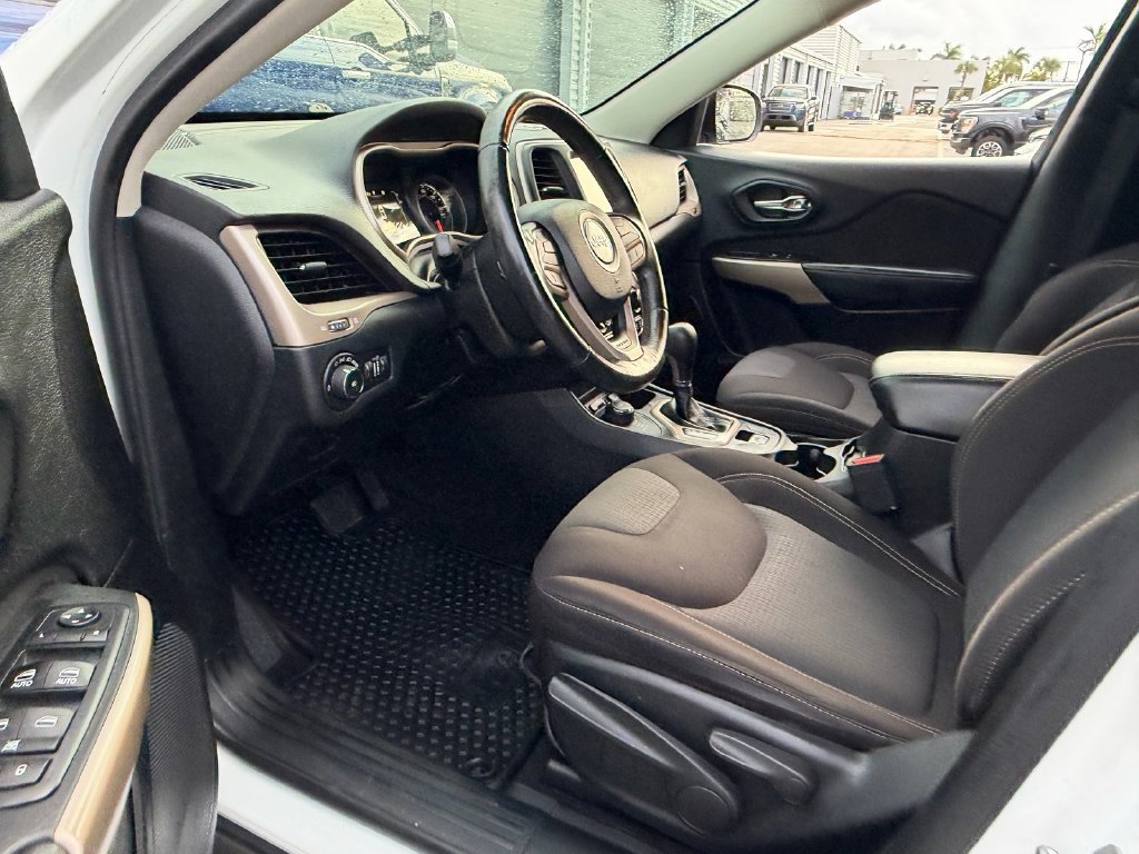 Used 2017 Jeep Cherokee Latitude w/ Cold Weather Group AWD/4WD image 9
