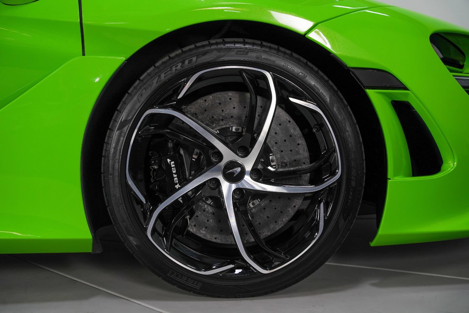 Used 2024 McLaren 750S Spider RWD image 26