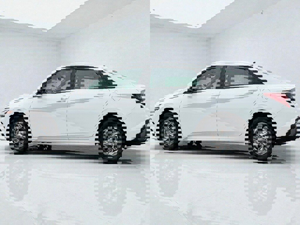 Certified 2025 Hyundai Elantra SE w/ Cargo Package image 4