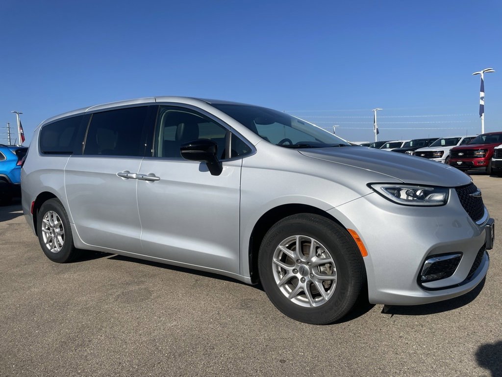 Used 2024 Chrysler Pacifica Touring-L image 2