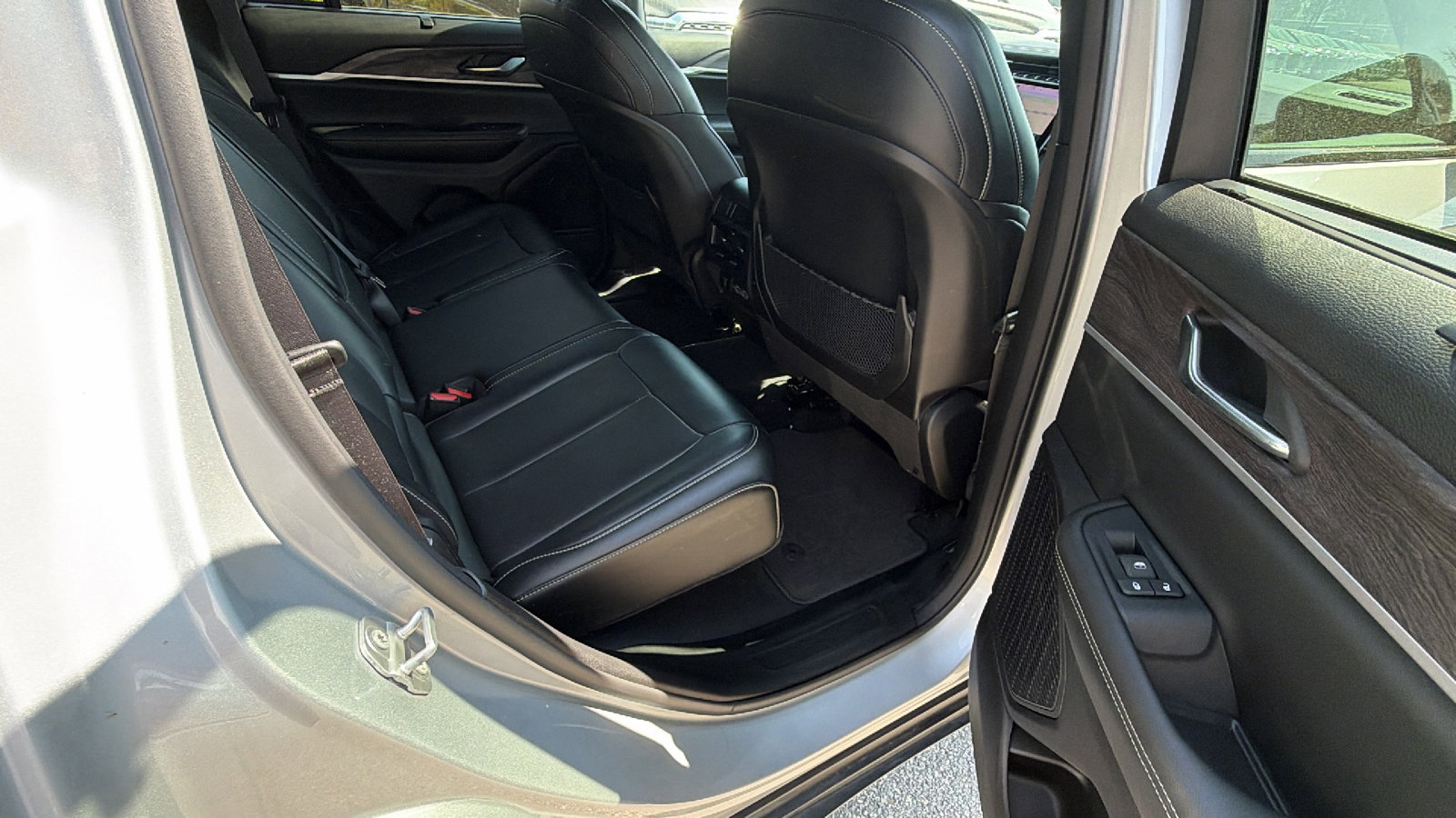 Used 2024 Jeep Grand Cherokee Limited w/ Luxury Tech Group II image 22