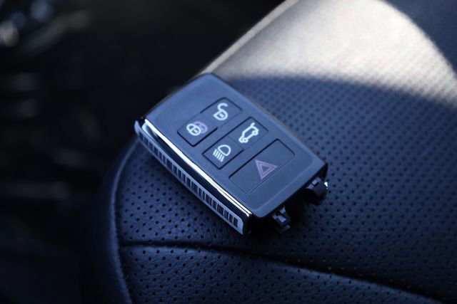 Used 2024 Land Rover Discovery Dynamic SE image 35