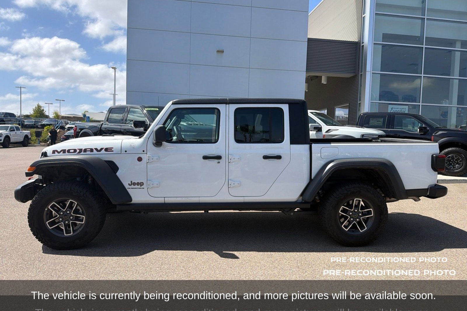 Used 2026 Jeep Gladiator Mojave AWD/4WD image 11