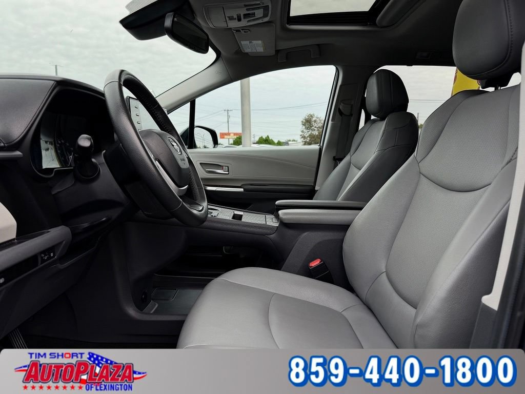 Used 2024 Toyota Sienna XLE FWD image 27
