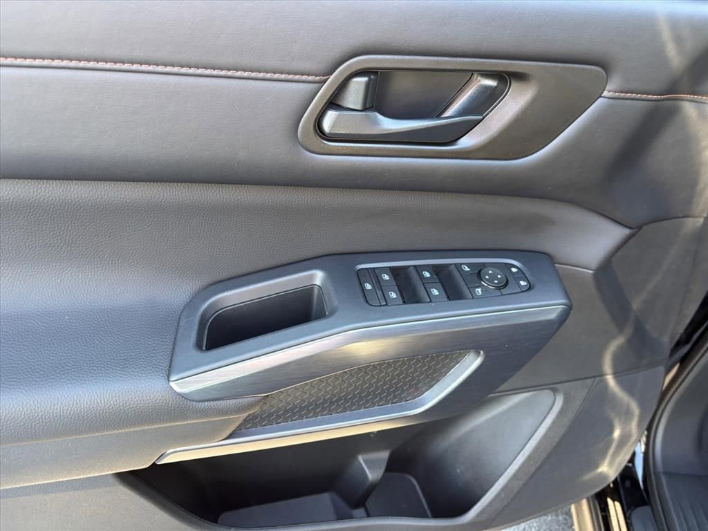 Used 2025 Nissan Pathfinder Rock Creek image 23