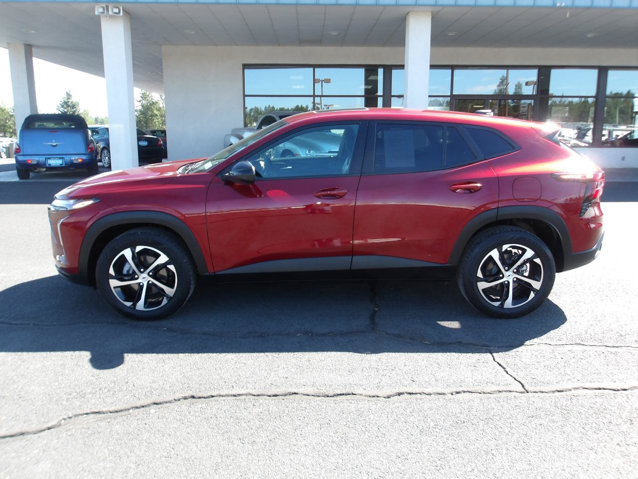 Used 2024 Chevrolet Trax RS w/ Sunroof Package FWD image 2
