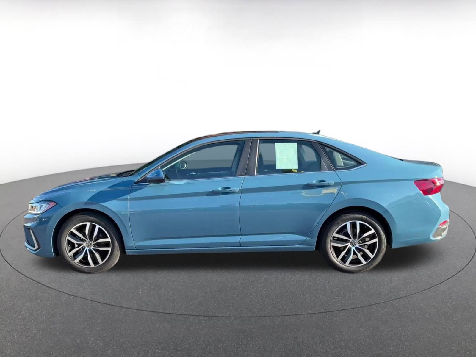 Used 2025 Volkswagen Jetta SE image 9