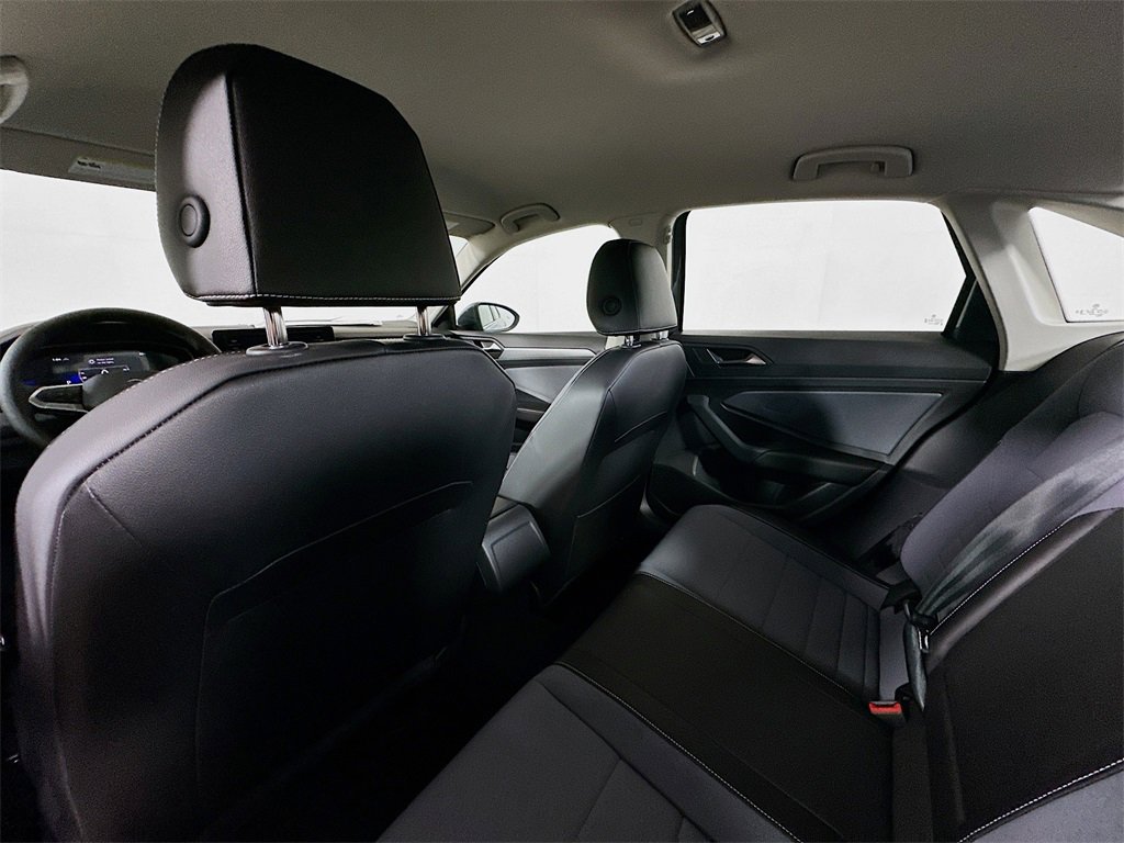 Used 2025 Volkswagen Jetta SE image 4