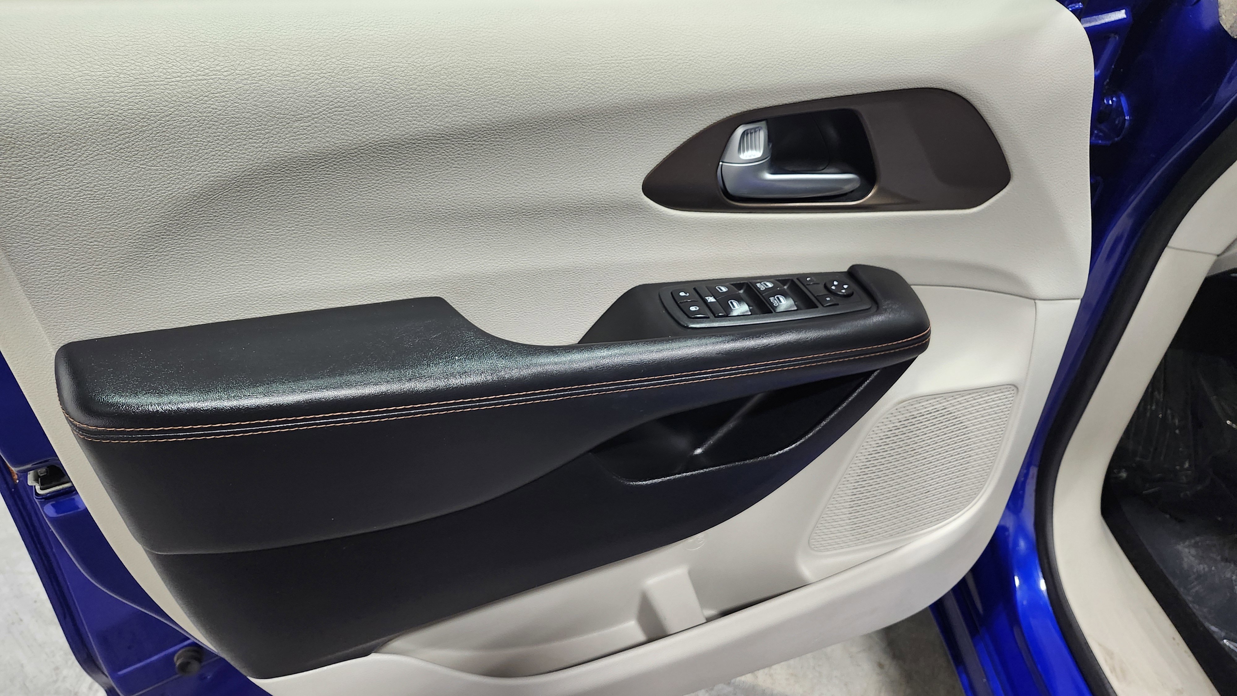 Used 2018 Chrysler Pacifica Touring-L image 22