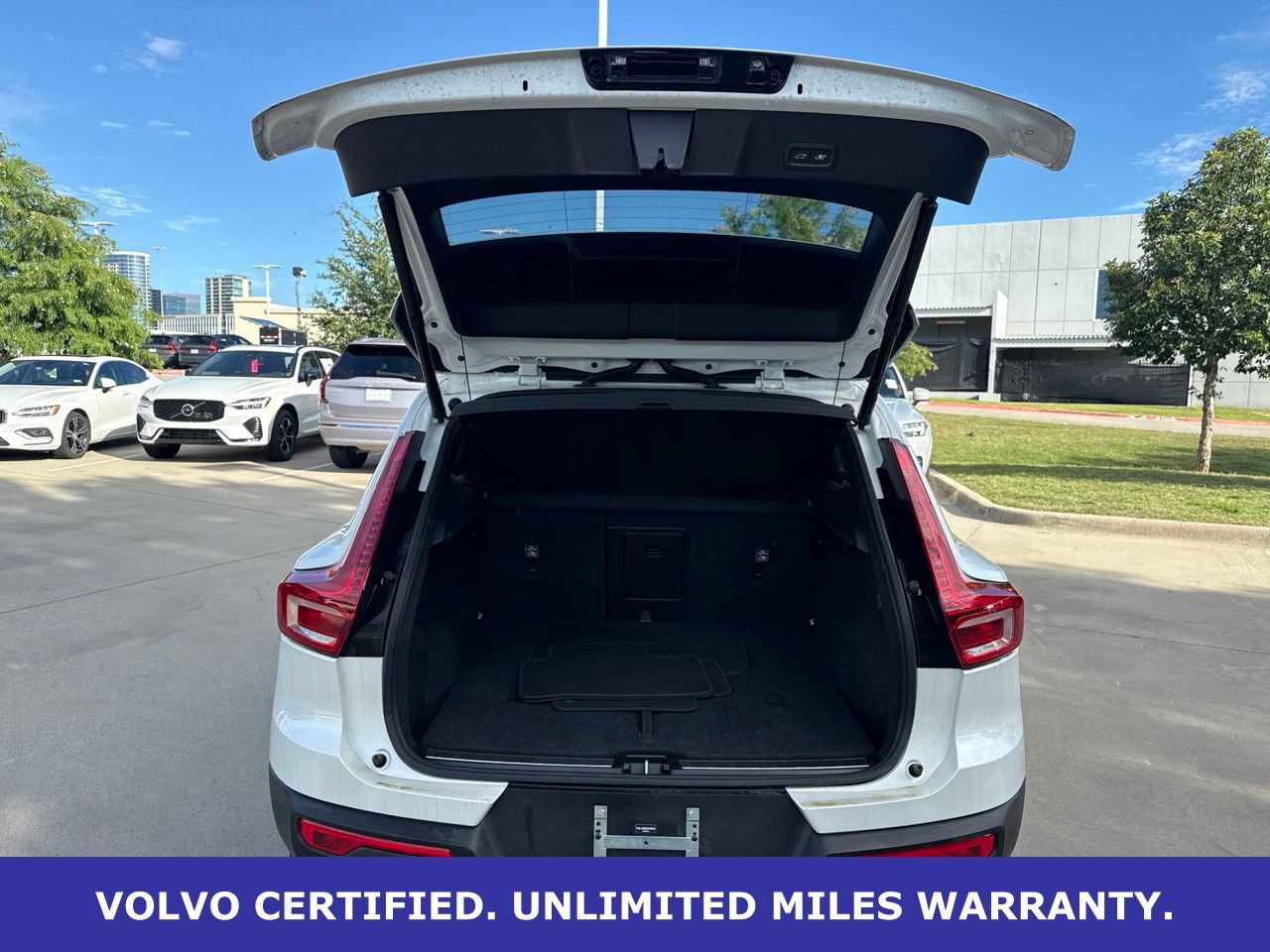 Certified 2025 Volvo XC40 B5 Plus AWD/4WD image 7