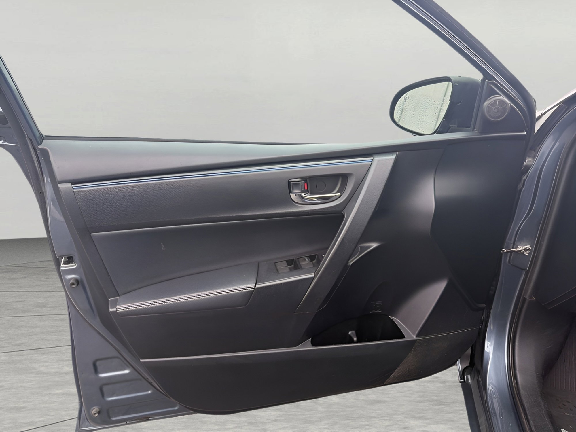 Used 2018 Toyota Corolla SE w/ SE Premium Package image 25