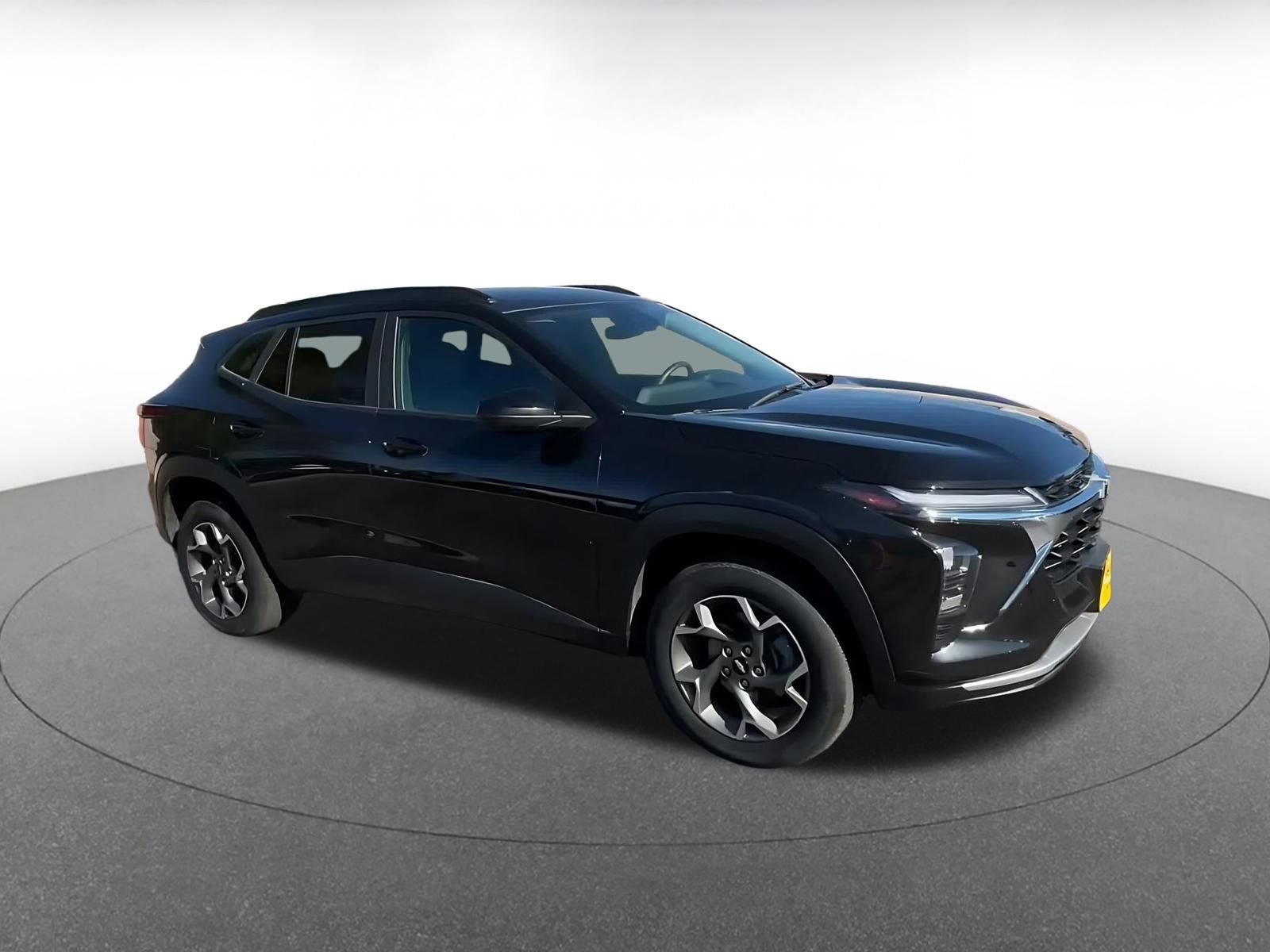 Used 2025 Chevrolet Trax LT FWD image 2