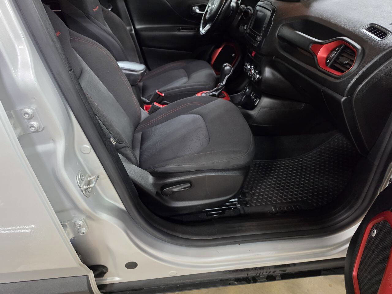 Used 2016 Jeep Renegade Trailhawk AWD/4WD image 15