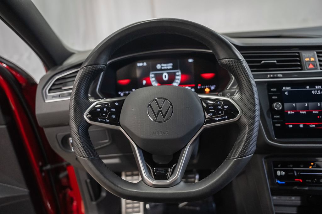 Used 2024 Volkswagen Tiguan SE R-Line image 30