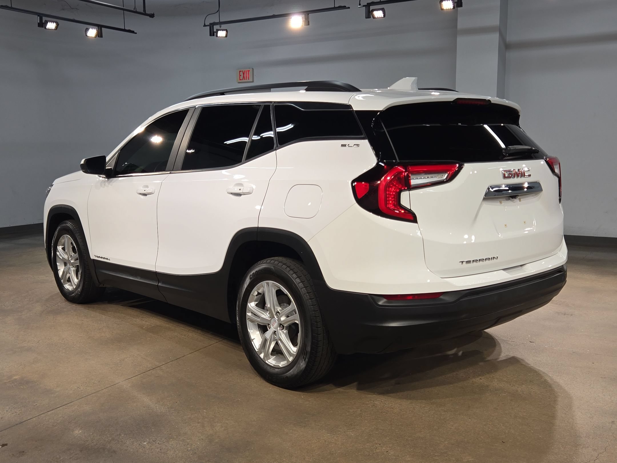 Used 2022 GMC Terrain SLE w/ Driver Convenience Package FWD image 5