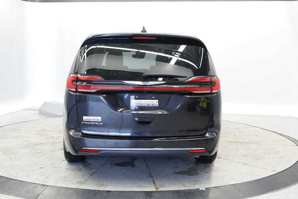 Used 2023 Chrysler Pacifica Touring-L FWD image 4