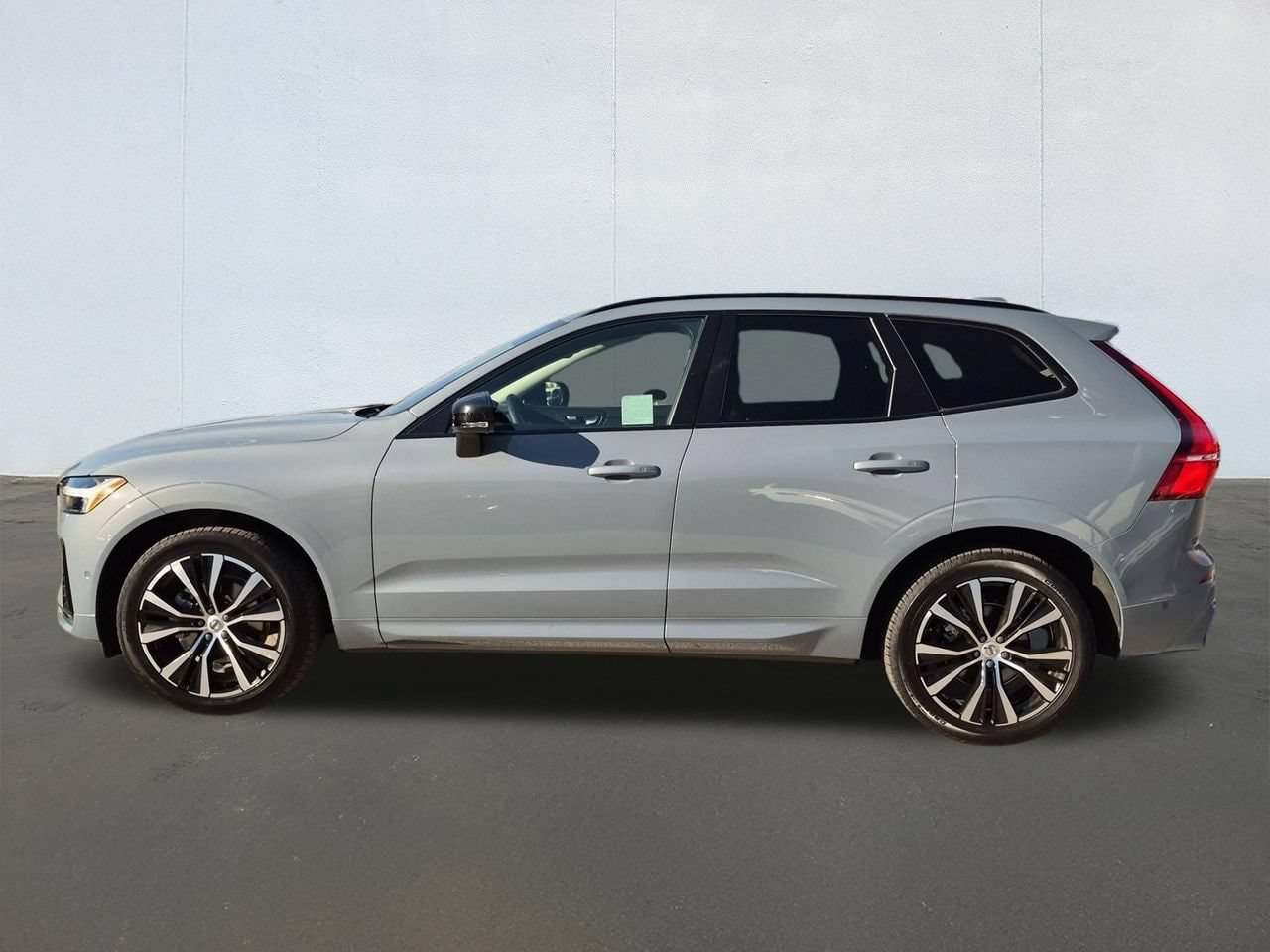 Certified 2024 Volvo XC60 B5 Plus w/ Protection Package Premier AWD/4WD image 8