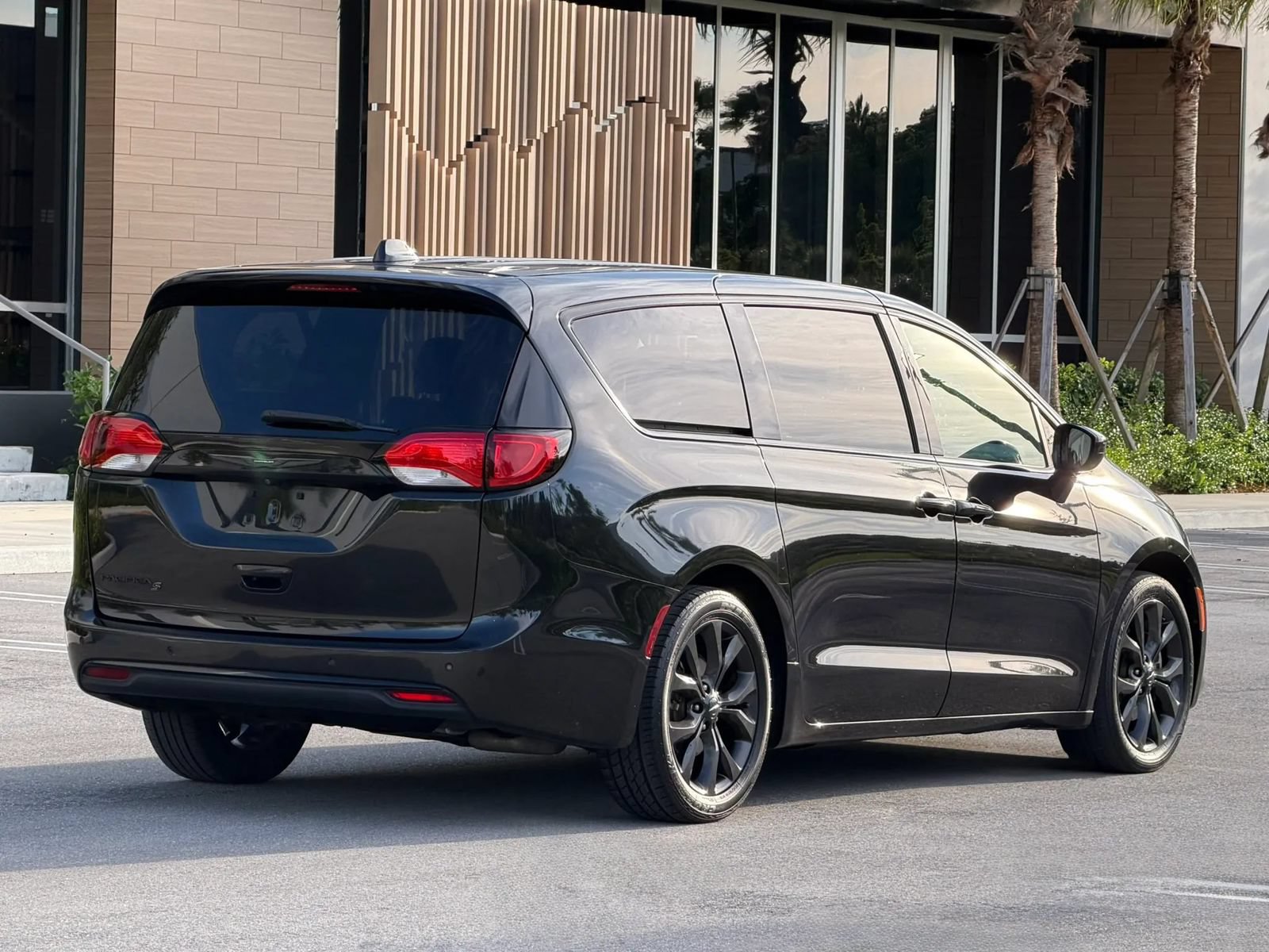 Used 2020 Chrysler Pacifica Touring w/ S Appearance Package FWD image 5