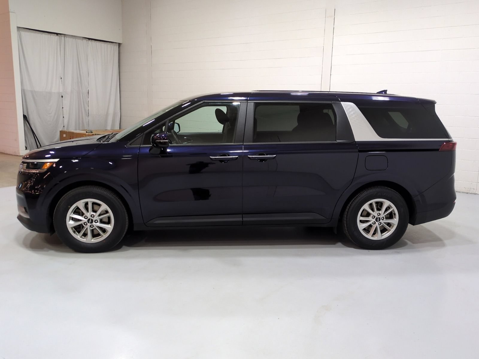 Certified 2024 Kia Carnival LX FWD image 6