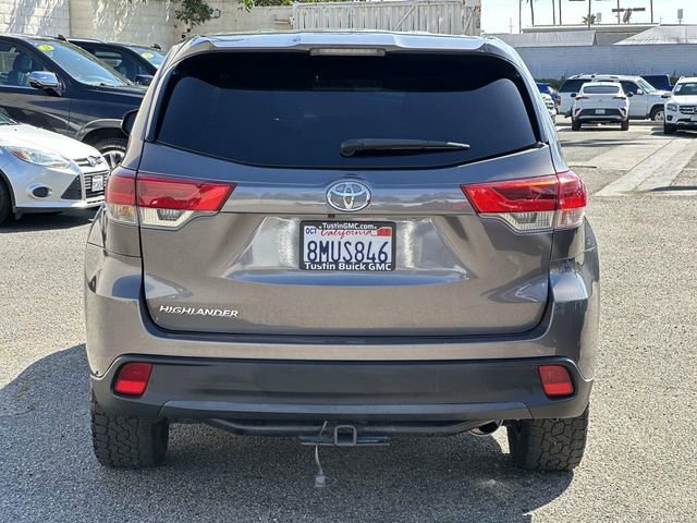 Used 2019 Toyota Highlander LE w/ Carpet Mat Package (TMS) image 5