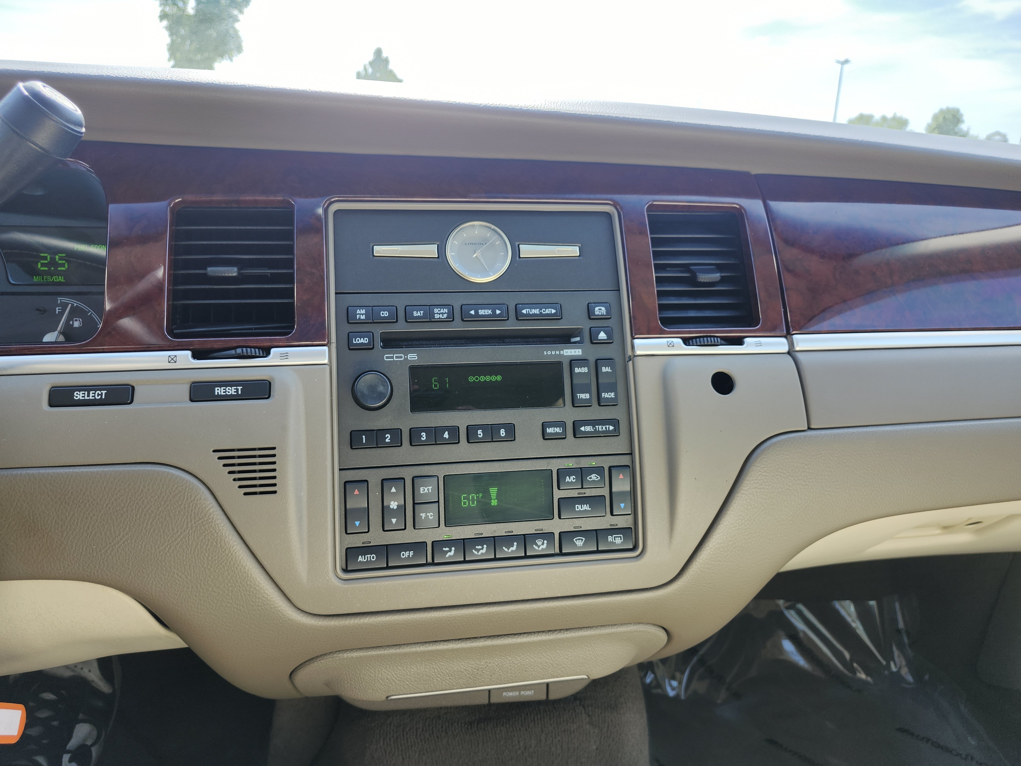 Used 2005 Lincoln Town Car Signature Limited RWD image 29