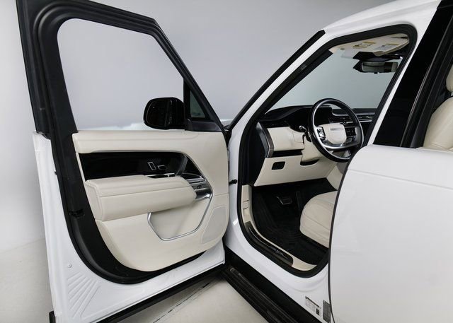 Used 2023 Land Rover Range Rover SE image 28
