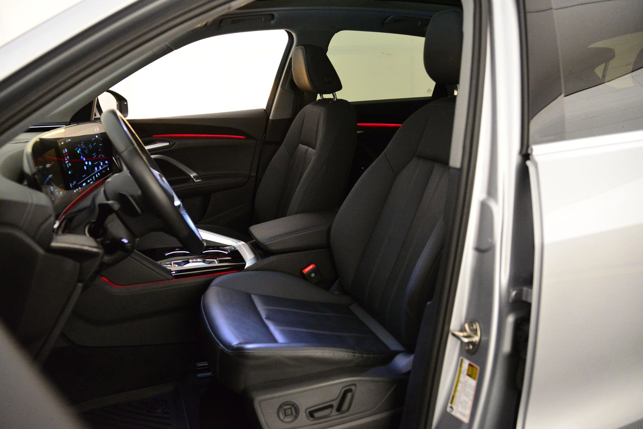 Used 2025 Audi Q5 Premium w/ Convenience Package image 4