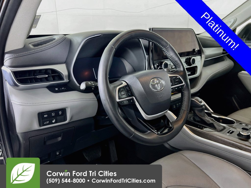 Used 2025 Toyota Highlander Platinum AWD/4WD image 2