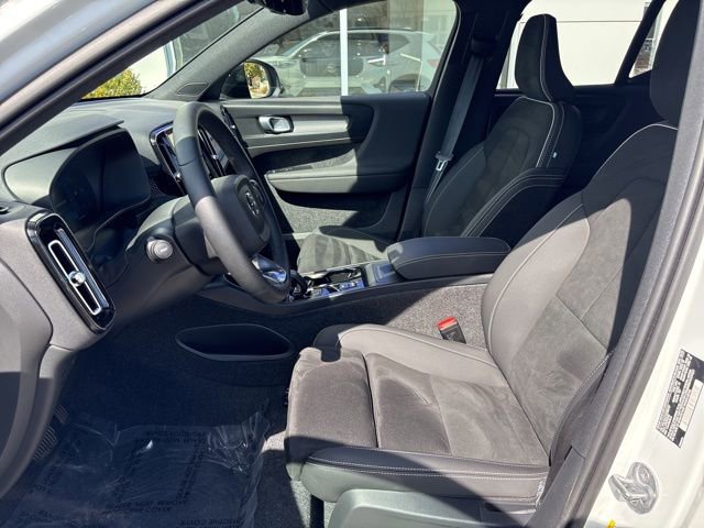 Used 2025 Volvo XC40 B5 Plus AWD/4WD image 17