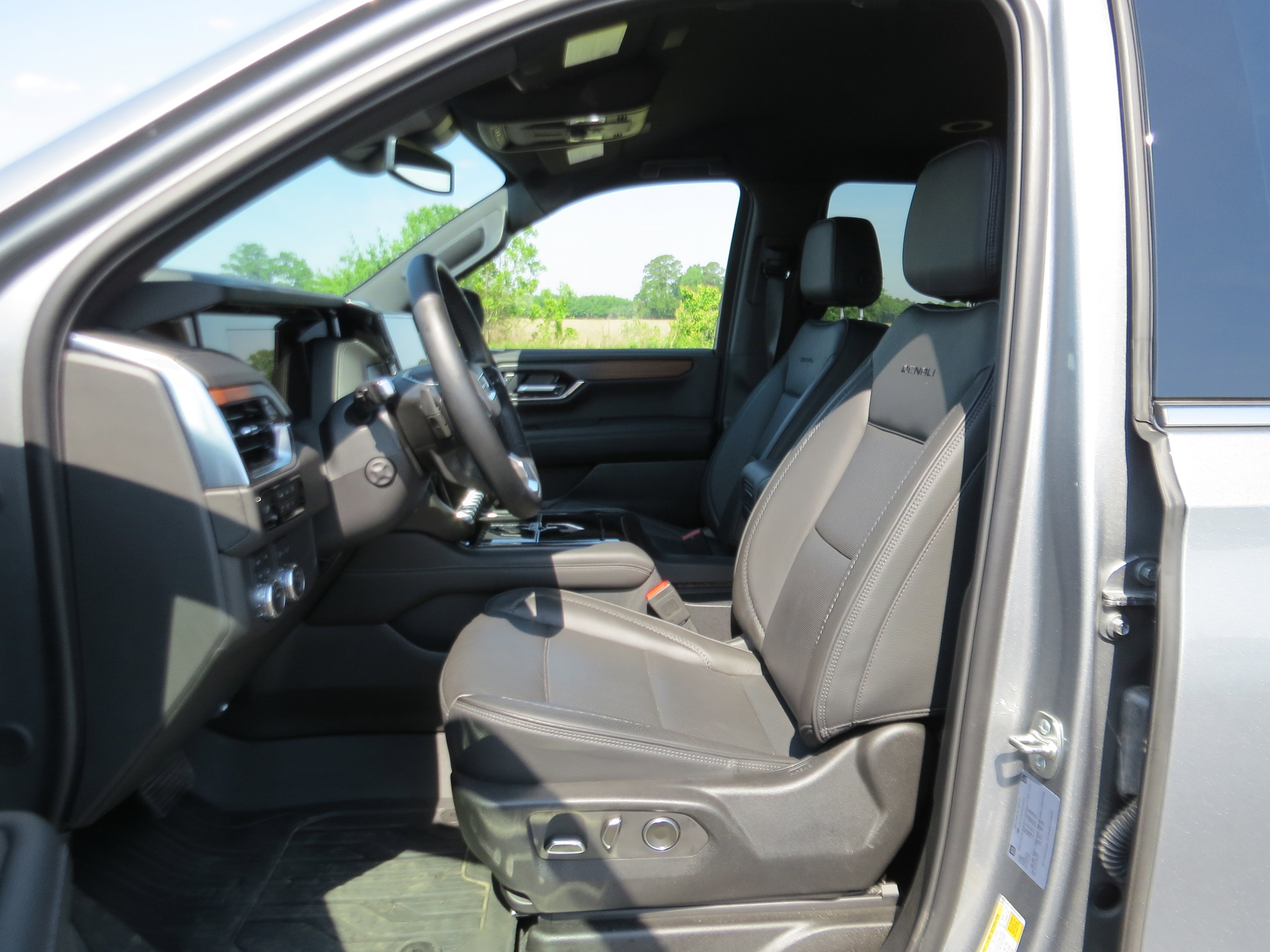 Used 2025 GMC Yukon XL Denali w/ LPO, Floor Liner Package AWD/4WD image 20