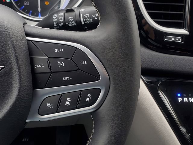 Used 2024 Chrysler Pacifica Touring-L FWD image 18