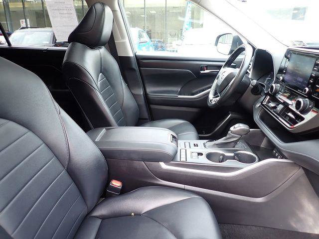 Certified 2021 Toyota Highlander XLE image 3