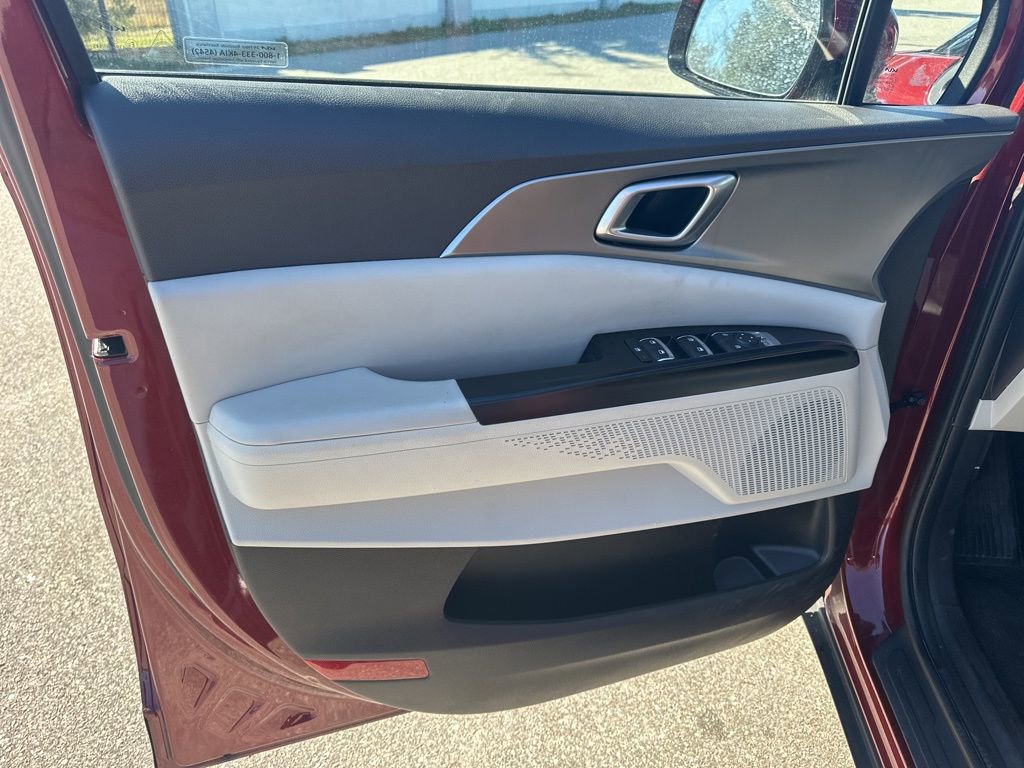 Used 2024 Kia Carnival LX image 13