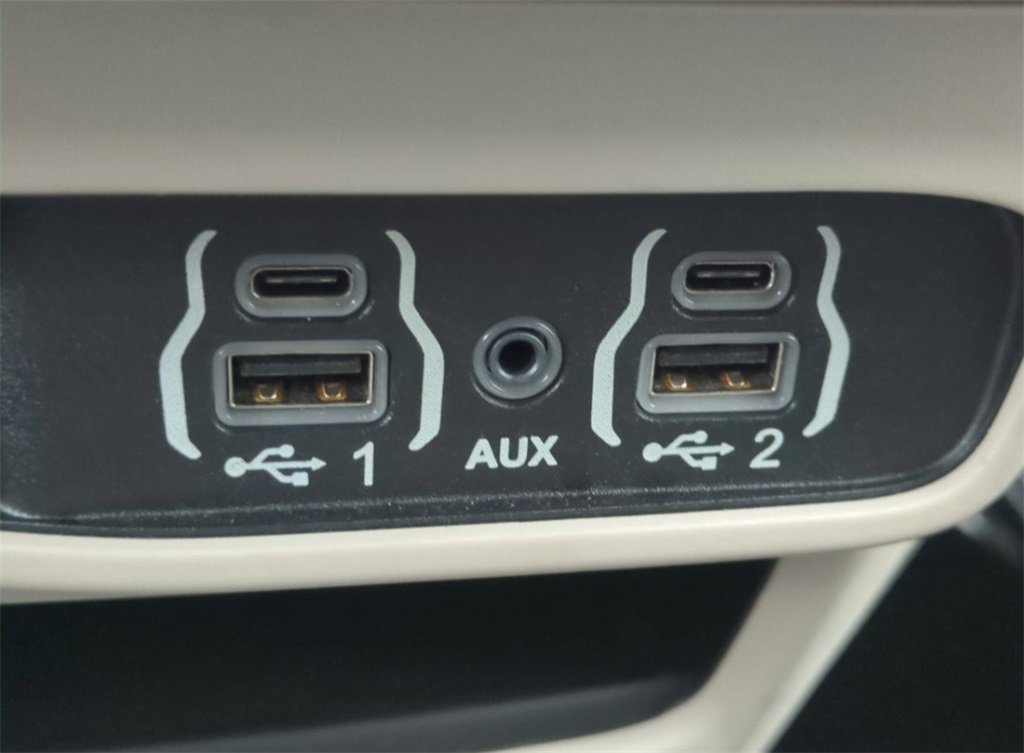 Used 2023 Chrysler Pacifica Touring-L image 23