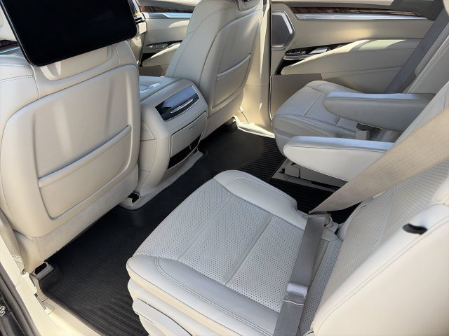 Used 2025 Cadillac Escalade ESV Sport Platinum AWD/4WD image 17