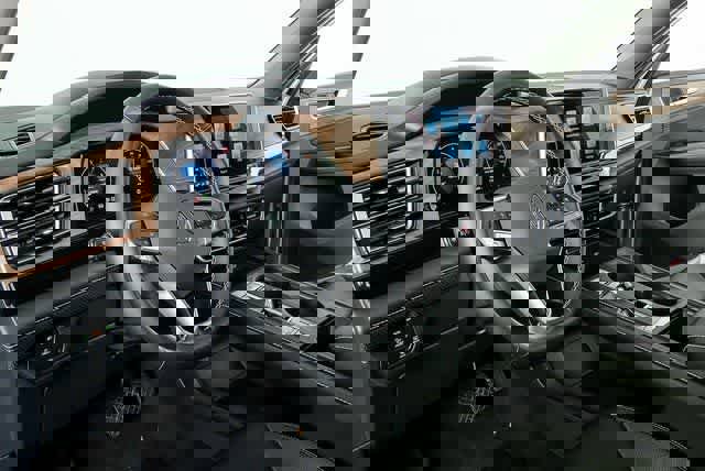 Certified 2025 Volkswagen Atlas SE image 9